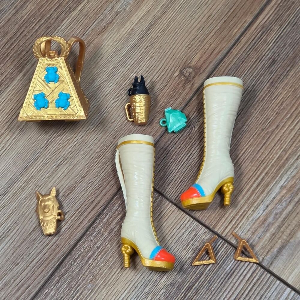 Monster High 2023 G3 Cleo De Nile Doll Accessories Bundle